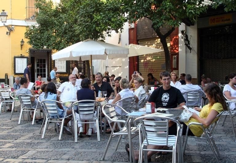 Los españoles gastaron por encima de su renta este verano por primera vez desde la crisis