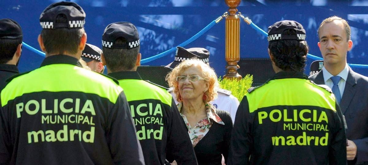 Manuela Carmena con la Policía Municipal durante un acto.
