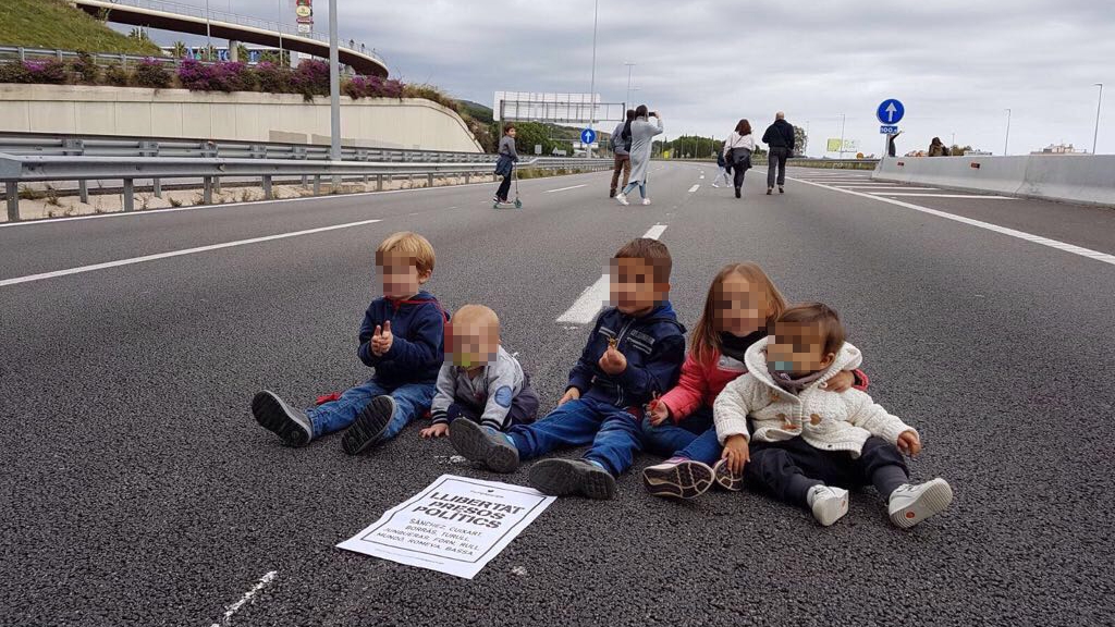 Cinco niños cortan una carretera durante la huelga del 8-N.