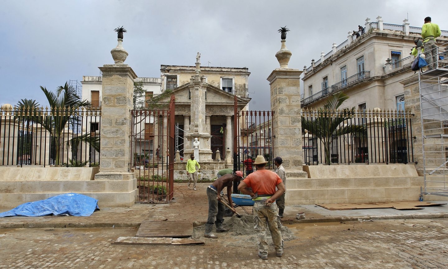 Varios trabajadores realizan labores de mantenimiento en La Habana (Cuba).