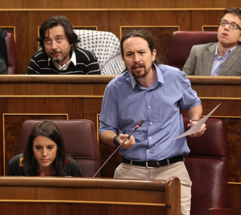 Podemos propone sacar a los becarios del limbo y que cobren un salario mínimo