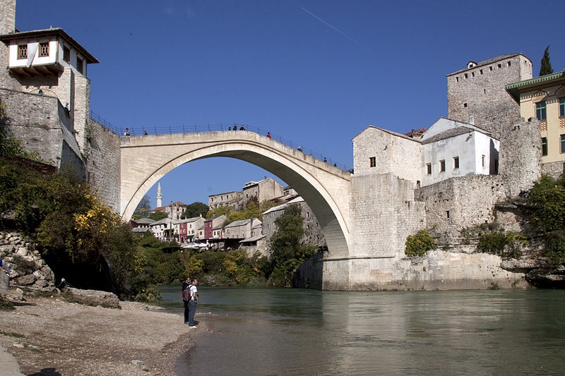 El puente de Mostar, rehabilitado en el año 2004, es actualmente un importante atractivo turístico.