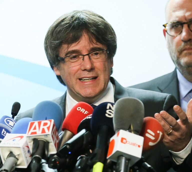 Puigdemont pide que caiga "todo el peso de la ley" sobre la Policía por el 1-O