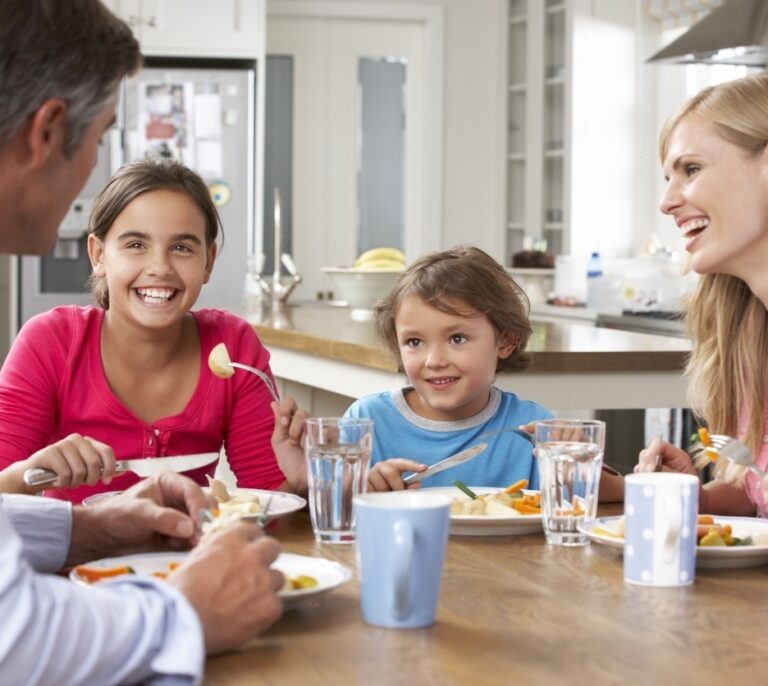 Comer en familia hace que los niños se encuentren mejor, física y mentalmente