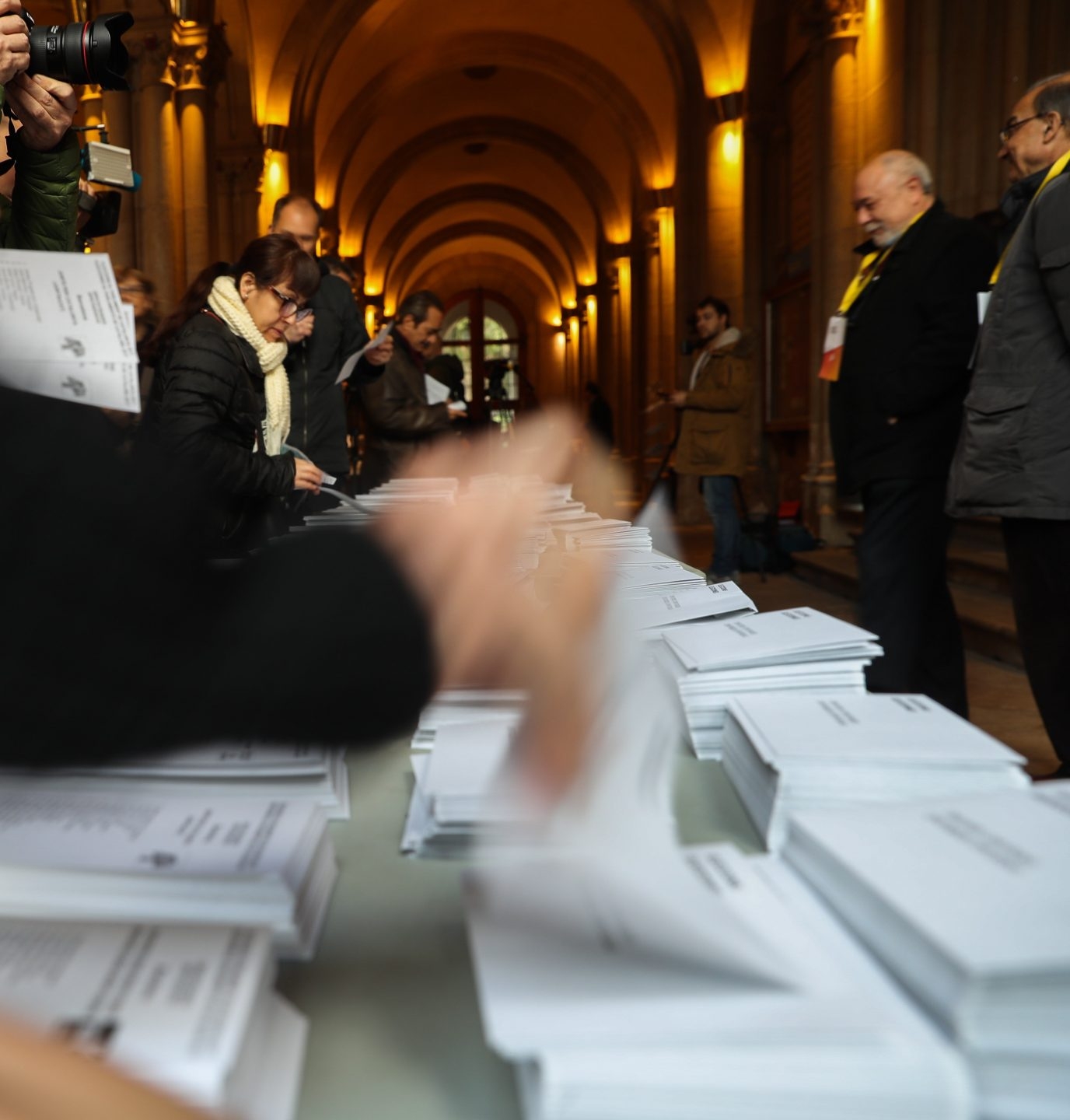 Elecciones 21-D: papeletas en un colegio electoral de Barcelona.