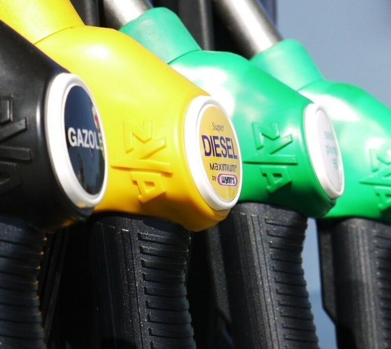 Sánchez rectifica en horas el plan de "prohibir" la venta de coches diésel o gasolina