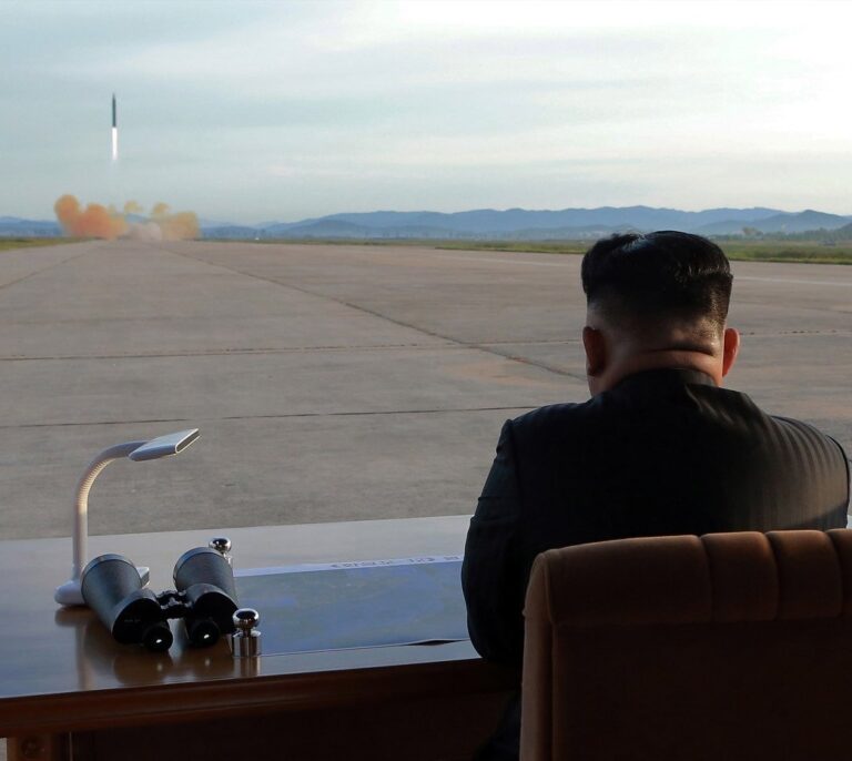 Kim Jong-un, dispuesto a renunciar al programa nuclear y a iniciar conversaciones con EEUU