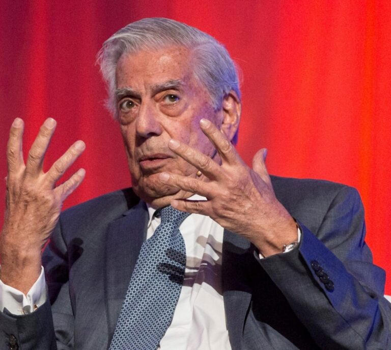 Vargas Llosa, escándalo con tres fracs