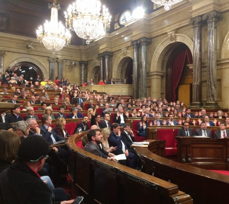 Los funcionarios catalanes se rebelan contra la parálisis y piden que alguien gobierne