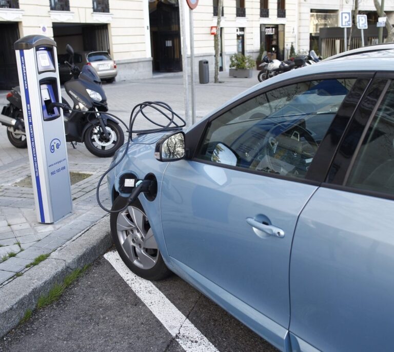 "Las emisiones del transporte causan 31.520 muertes al año en España: el coche eléctrico necesita un plan"