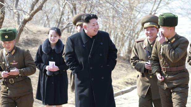 El líder norcoreano Kim Jong-un visita una unidad militar en una isla del norte del país junto a su hermana Kim Yo-jong.