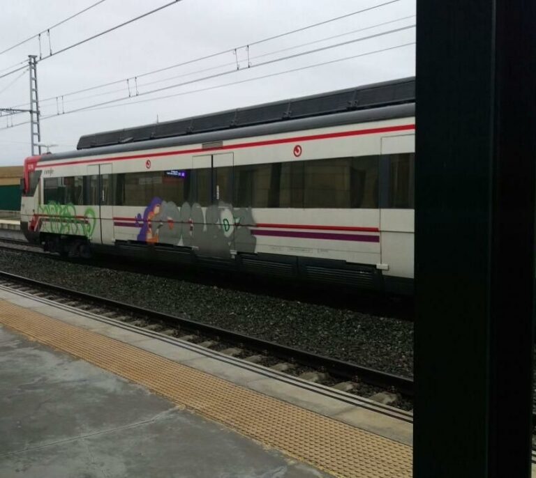 Renfe ordena a Acciona retirar el producto tóxico para limpiar grafitis en los trenes