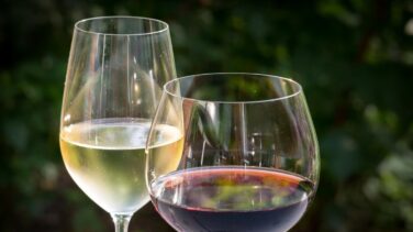 El tamaño (de la copa de vino) importa: con vasos más grandes se bebe un 10% más