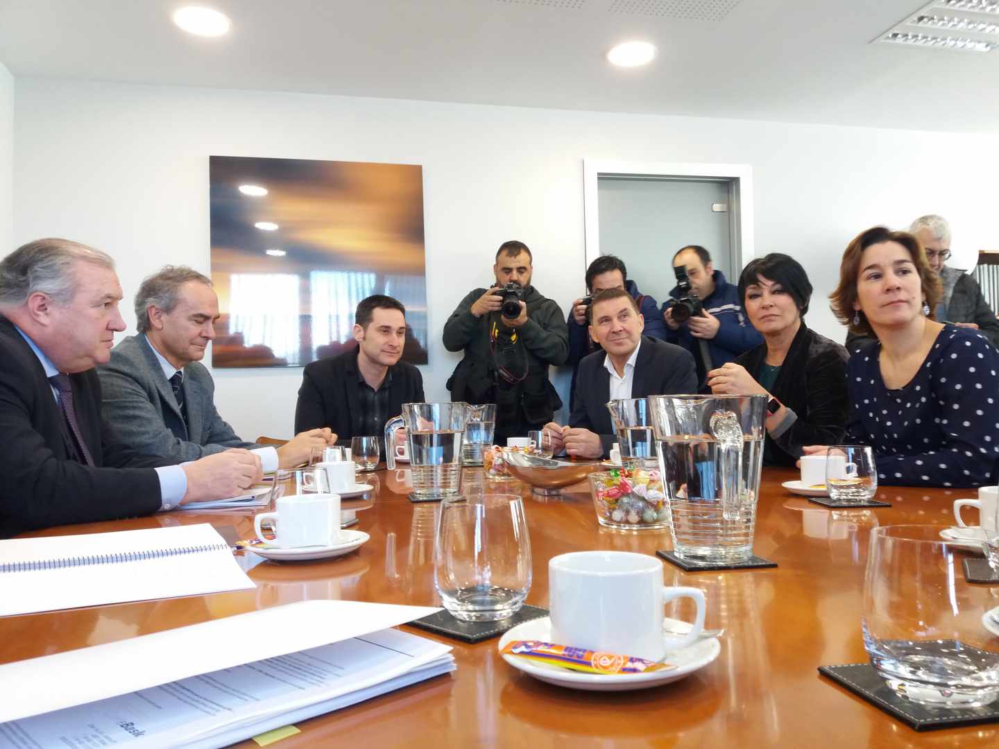 La delegación de EH Bildu encabezada por Arnaldo Otegi durante su reunión con Confebask.