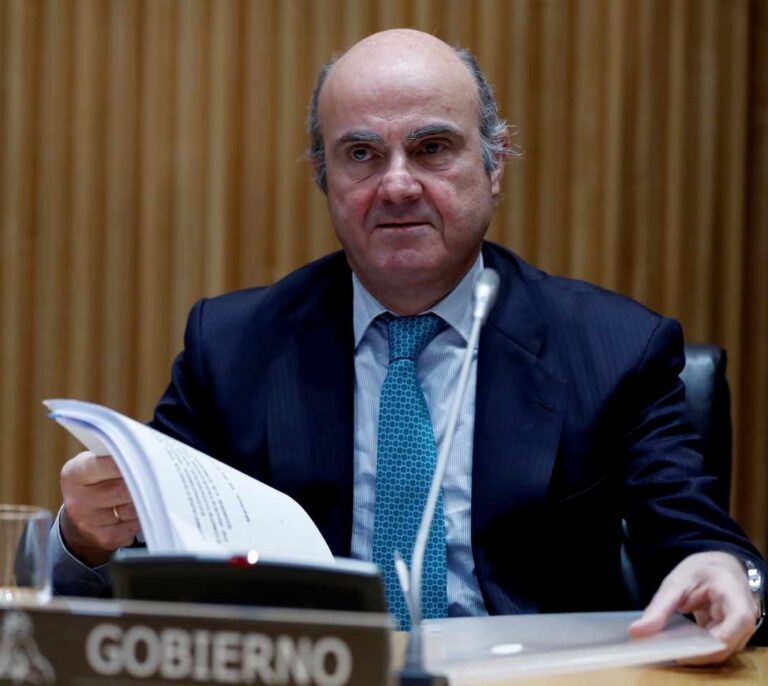 Guindos desmonta a Rato: "La acción cayó un 35% pese a que manipuló el precio"