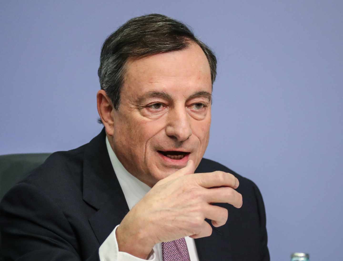 Draghi alerta sobre el euro y advierte de que aún no se puede cantar victoria.