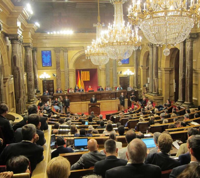 El Parlament hace efectivo el voto de Comin para aprobar por unanimidad los decretos de Santamaría