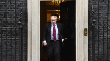 El antieuropeísta Boris Johnson encabeza la lista de aspirantes a suceder a Theresa May