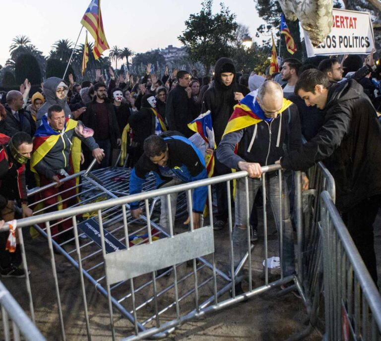 Detenidas seis personas por agresiones tras la fallida investidura de Puigdemont