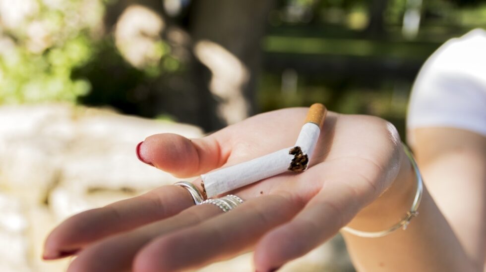 Los sanitarios han propuesto hoy a los grupos políticos un decálogo de medidas para avanzar en la lucha contra el tabaquismo.