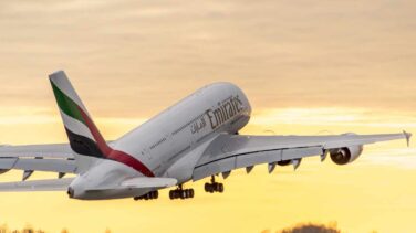 Airbus salva el superjumbo A380 al firmar con Emirates un nuevo pedido de 36 aviones