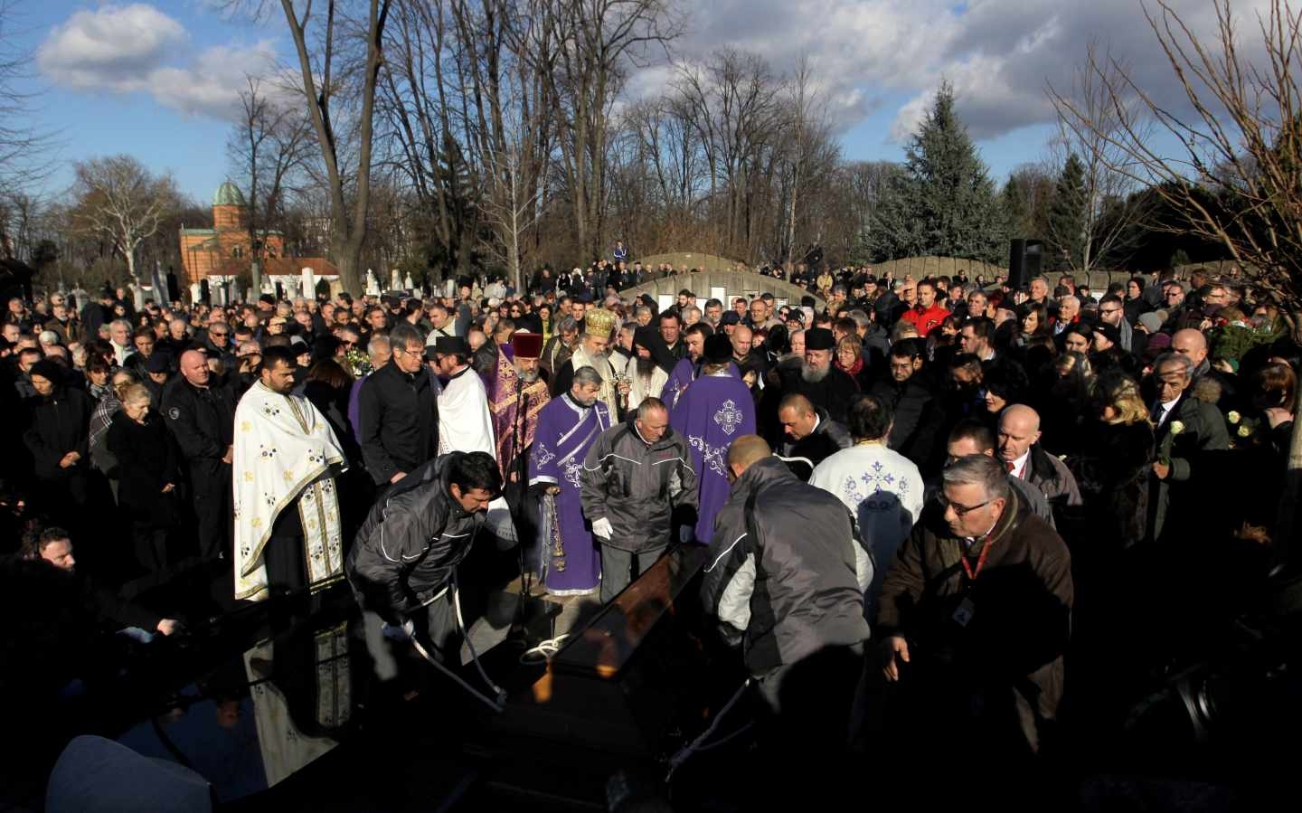 Cientos de personas acuden este jueves al entierro de Oliver Ivanovic, en Belgrado.