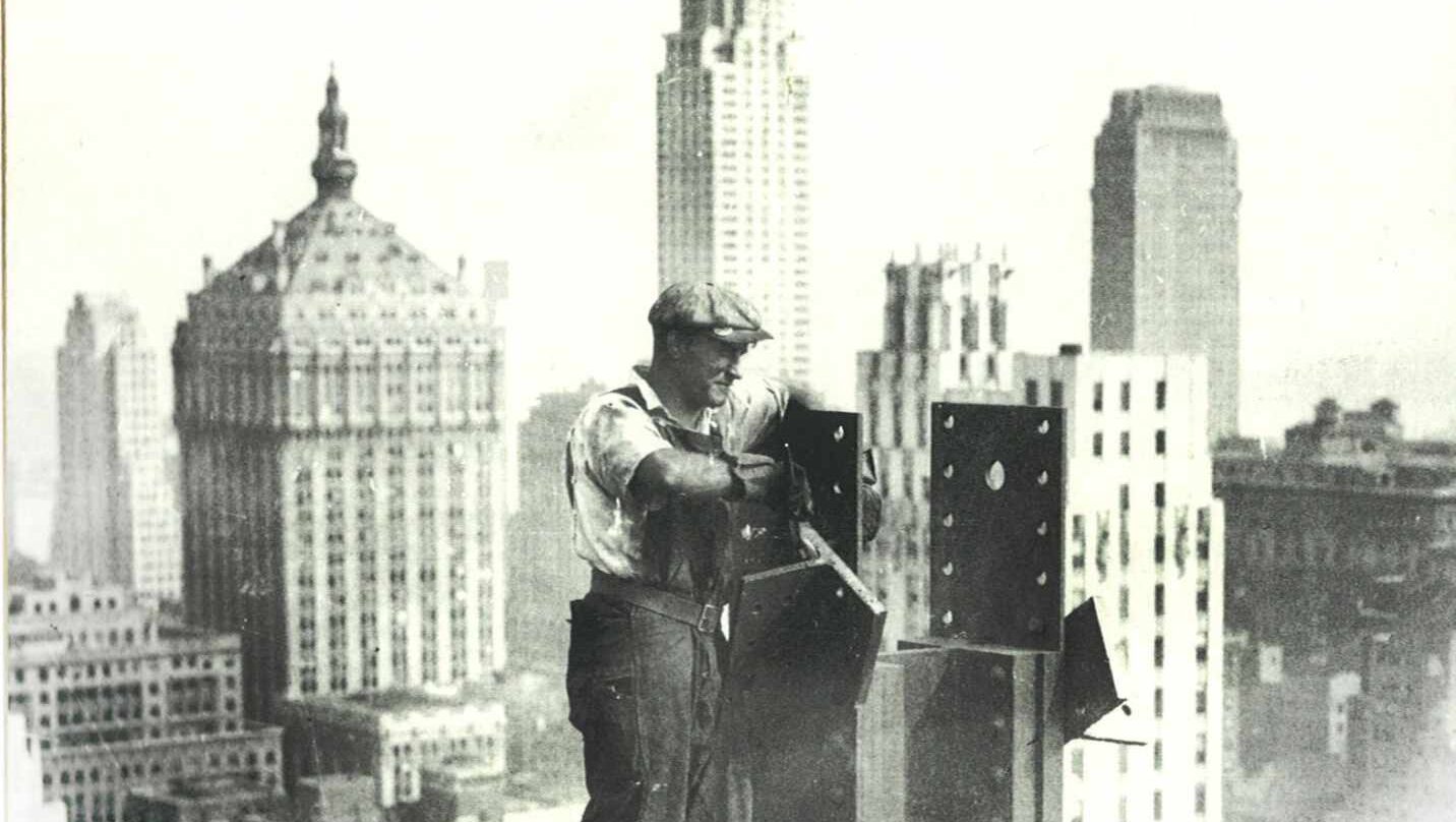 Un Ironworker en lo alto de un edificio de Nueva York