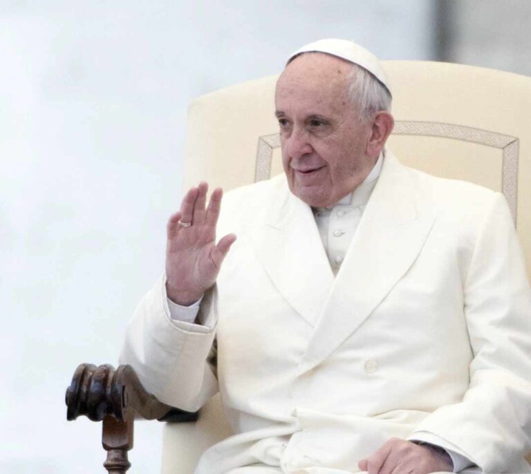 El Papa, a una monja: "Te doy un beso, pero no me muerdas"