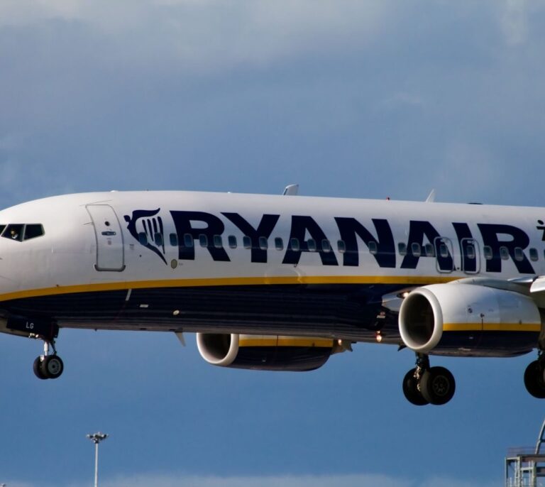 Ryanair cancela 64 vuelos en los aeropuertos españoles por la huelga de azafatos