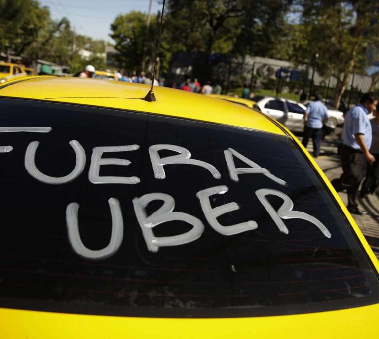 Uber lleva al Gobierno a los tribunales por las trabas a la venta de licencias de sus chóferes