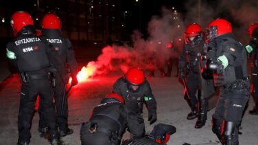 Un ertzaina fallece tras una batalla campal con ultras rusos en Bilbao