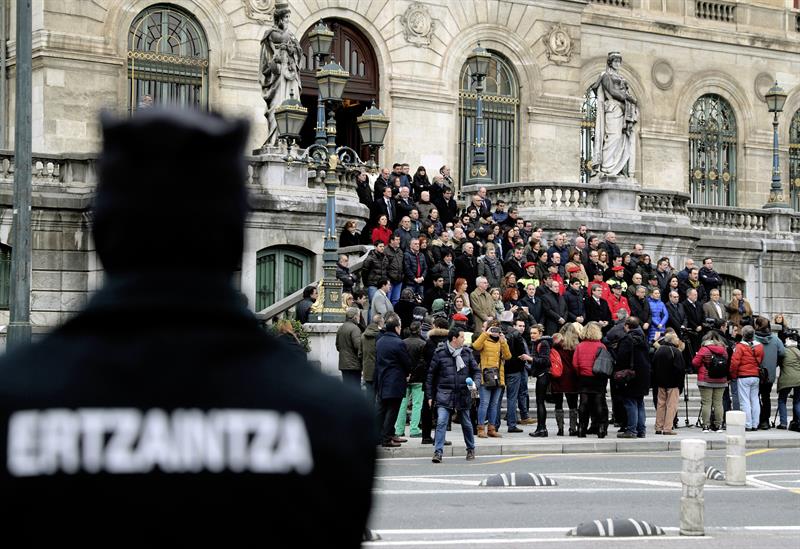 Un agente de la Ertzaintza vigila una concentración en la escalinata del Ayuntamiento de Bilbao en repulsa a los altercados del pasado jueves en el que falleció un agente.