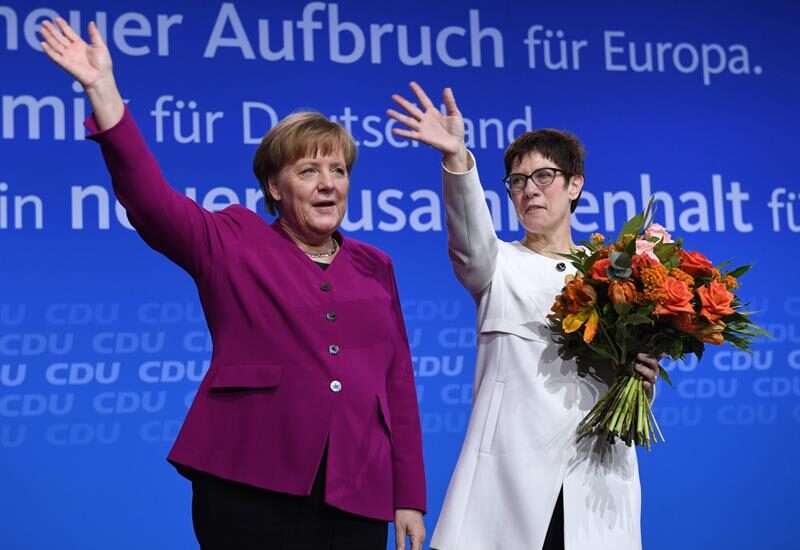 La canciller Angela Merkel y la sercretaria general, Annegret Kramp-Karrenbauer, en el congreso de la CDU en Berlín.