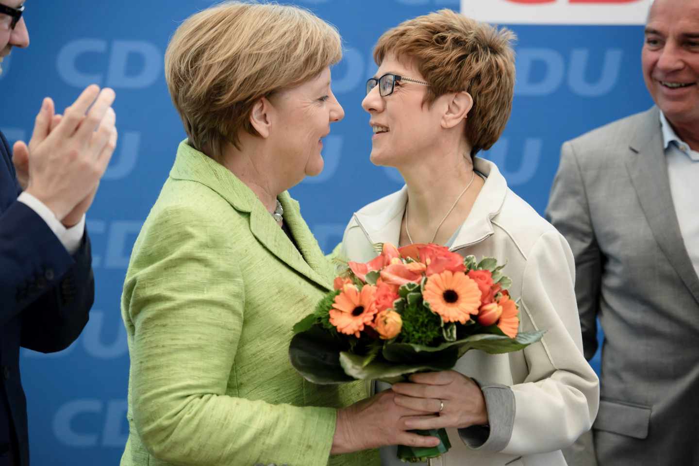 Angela Merkel saluda a AKK, próxima secretaria general de la CDU.