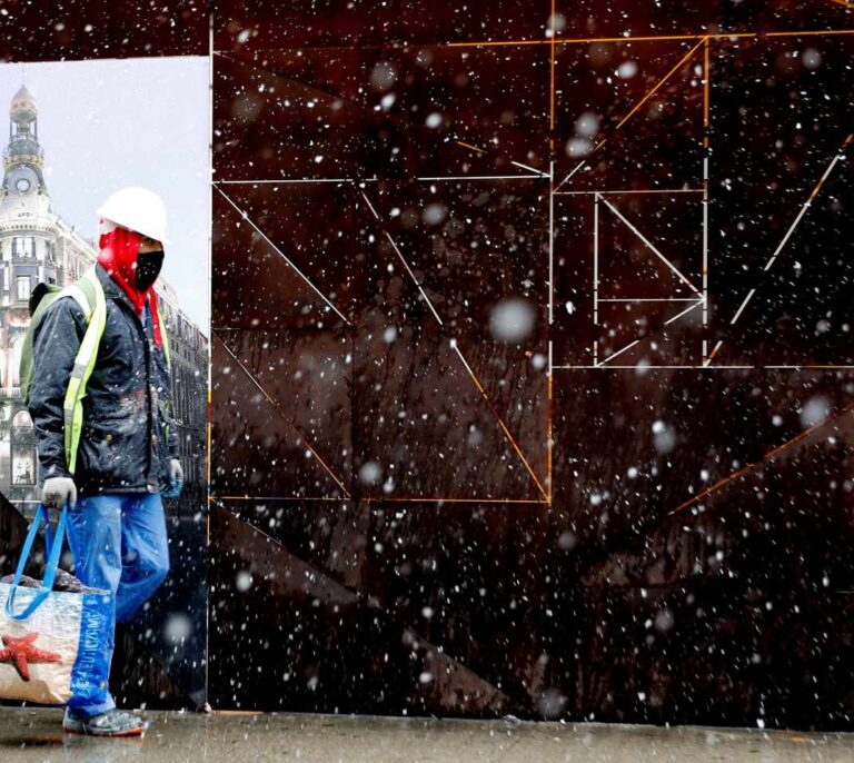 La nieve sorprende a Madrid en puertas de la tercera semana de confinamiento