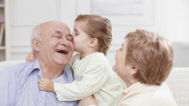 Las personas mayores con rentas vulnerables tendrán deducciones en el IRPF