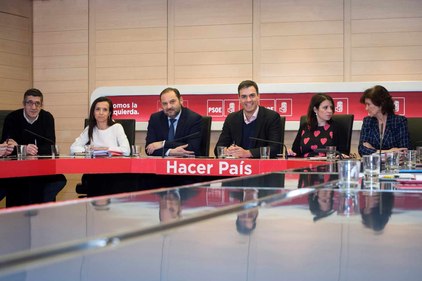 El secretario general del PSOE, Pedro Sánchez, junto a la vicesecretaria general, Adriana Lastra, el secretario de Área de Organización, José Luis Ábalos, Patxi López, Beatriz Corredor y Carmen Calvo.