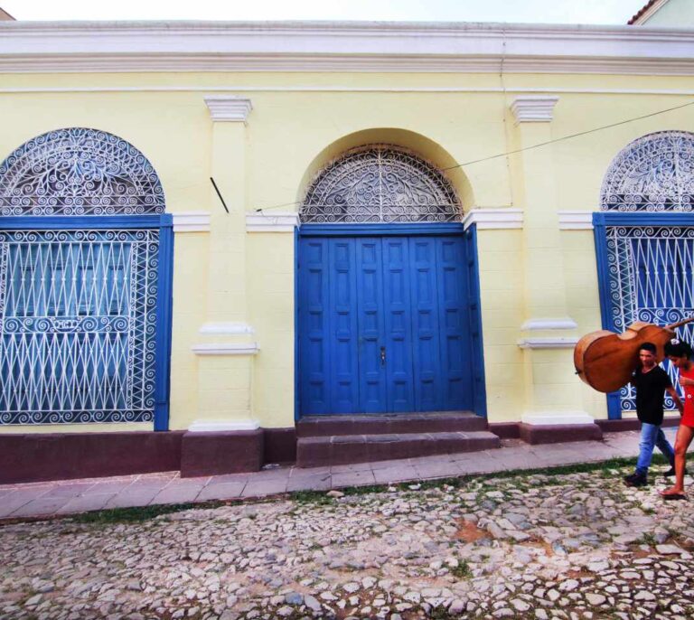 "Tengo una doble profesión: escritor y cubano"