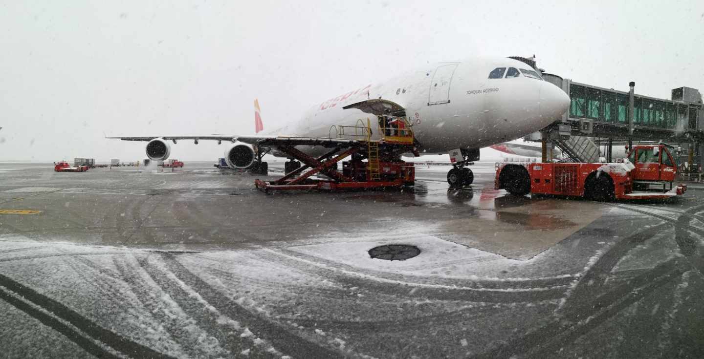 Un avión en el aeropuerto de Barajas en pleno temporal de nieve.