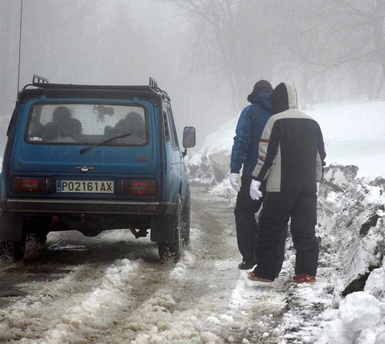 La nieve complica el tráfico: 24 carreteras cortadas y otras 90 con uso de cadenas