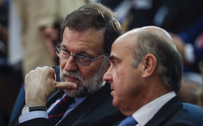Rajoy y el todavía ministro de Economía, Luis de Guindos