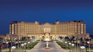 El Ritz-Carlton de Riad vuelve a ser hotel tras convertirse en cárcel de lujo en Arabia Saudí
