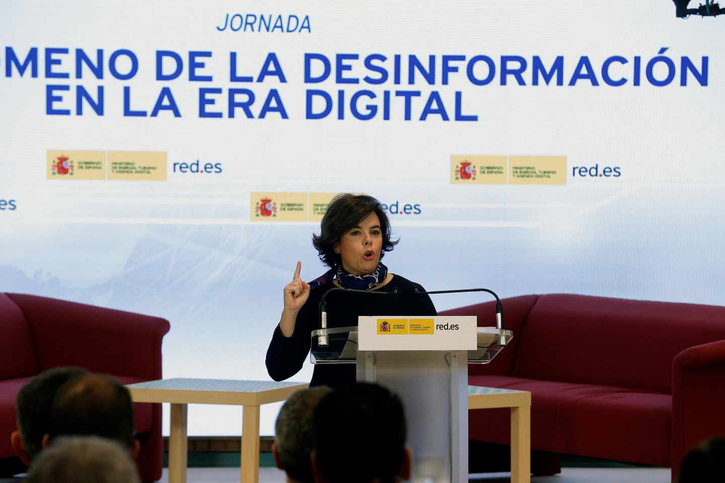 La vicepresidenta del Gobierno, Soraya Sáenz de Santamaría, durante su intervención sobre las noticias falsas en España.