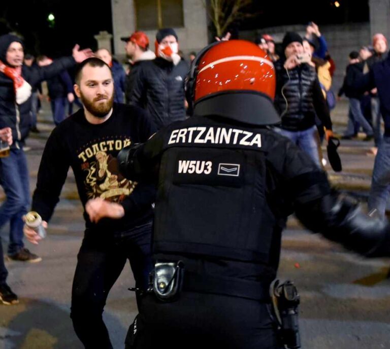 Antidisturbios más modernos y medalla al agente fallecido para frenar la huelga en la Ertzaintza