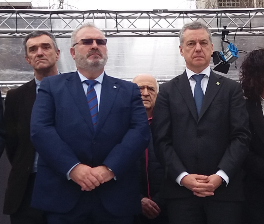 El presidente de la AVT, Alfonso Sánchez, junto al lehendakari Iñigo Urkullu durante el acto en recuerdo a las víctimas celebrado el pasado sábado en Bilbao.