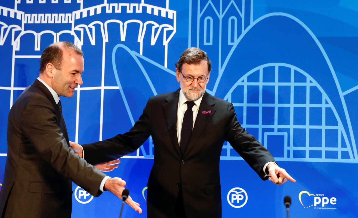 Rajoy junto al líder del PPE, Manfred Weber, este jueves en Valencia