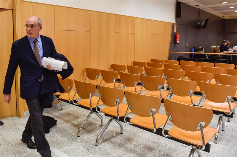 El ex consejero de Sanidad del Gobierno vasco, Rafel Bengoa, se dispone a declarar como testigo en el juicio del llamado 'caso Margüello'.