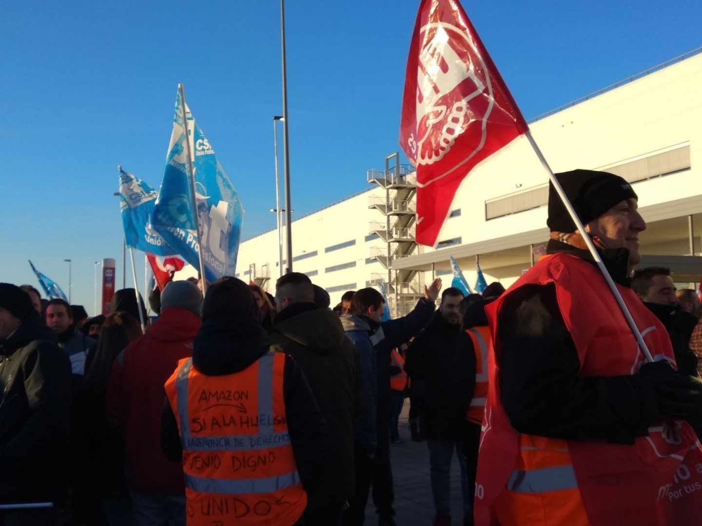 Trabajadores en huelga de Amazon, a las puertas de la planta de la empresa en San Fernando (Madrid).