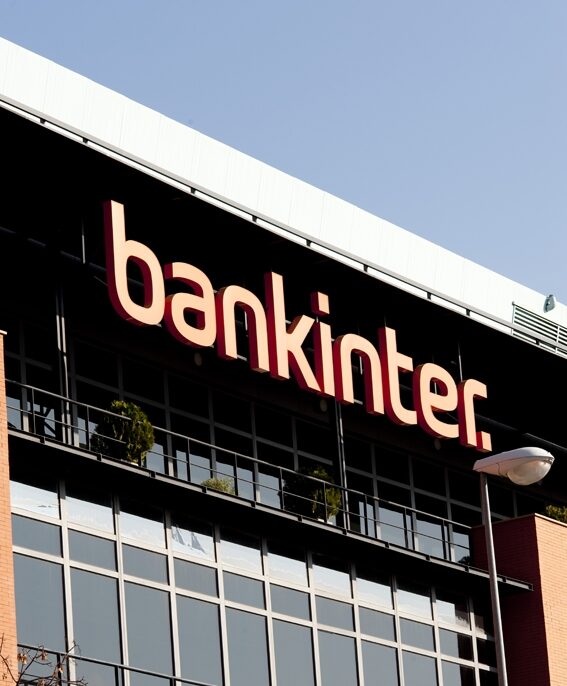 Bankinter reorganiza su estructura para recortar costes y absorbe su bróker