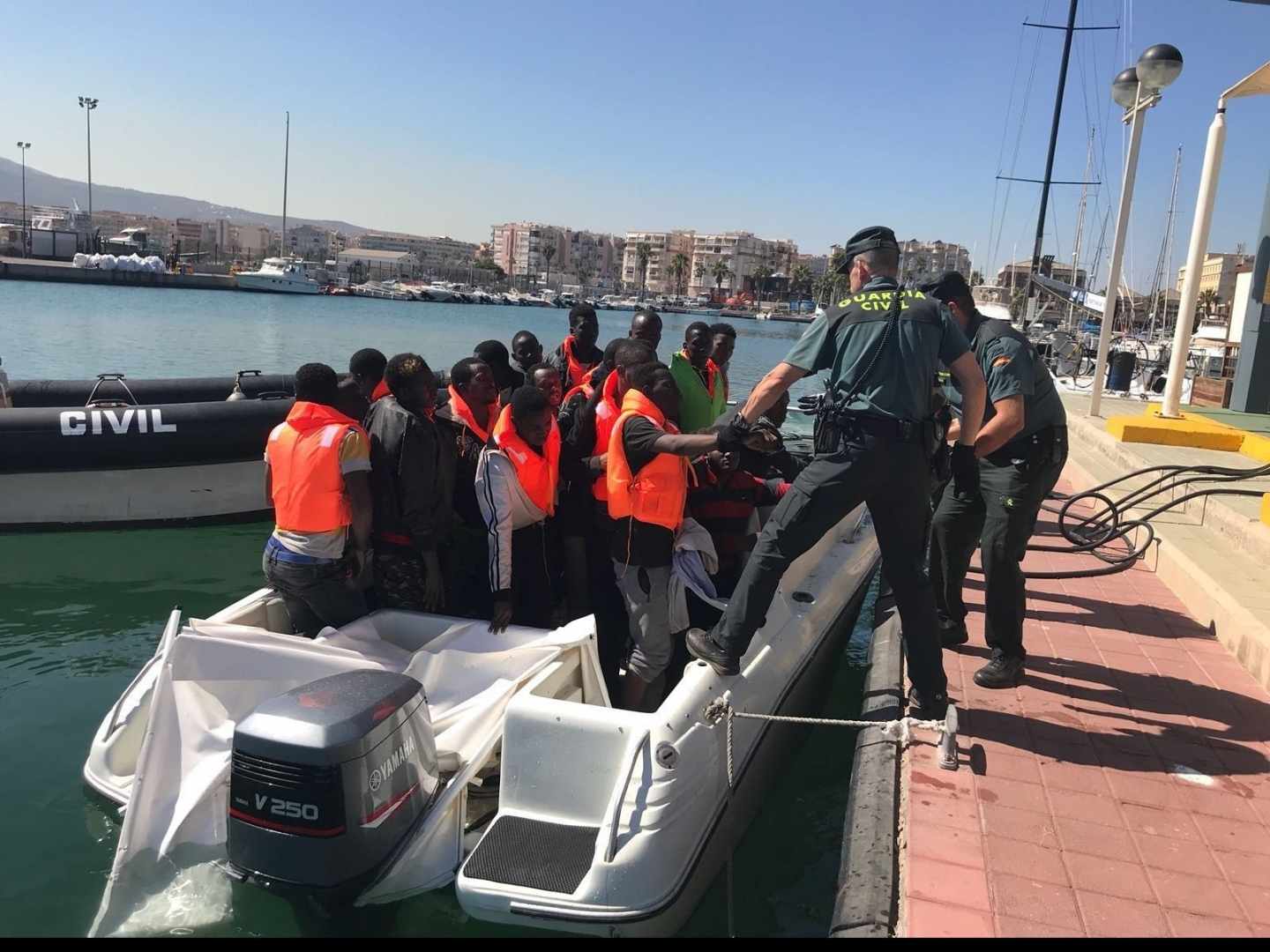 Inmigrantes desembarcando en Melilla.